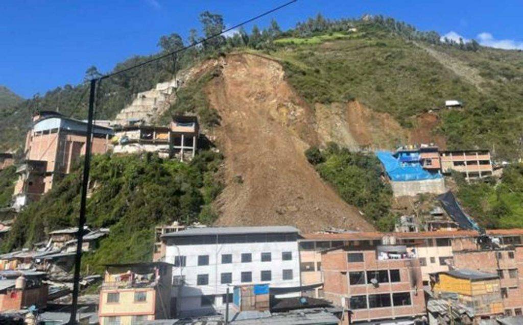 Tragedia en Perú; desgajamiento de cerro deja 50 casas sepultadas