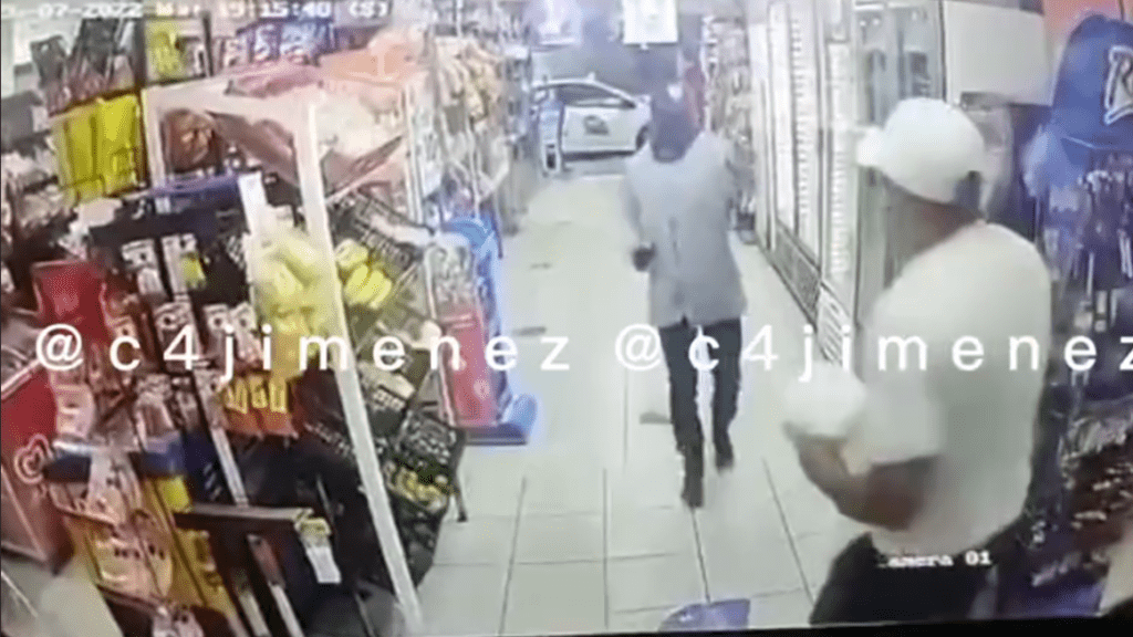 VIDEO A sangre fría; menor mata a hombre en tienda de Iztapalapa  