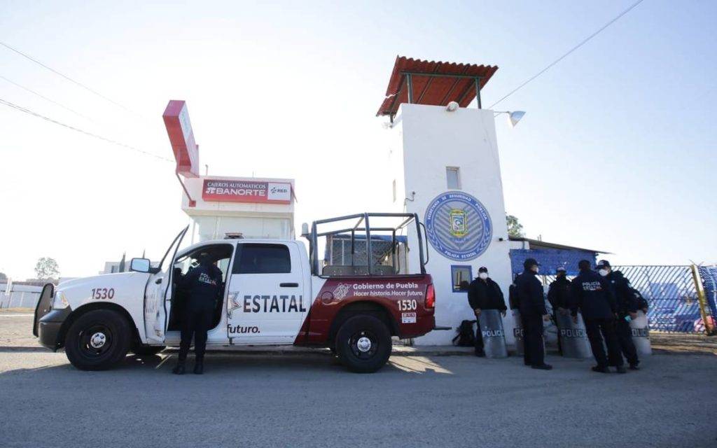 Destruyen más de cien cuartos ilegales en penal de Puebla; había hasta “privados”