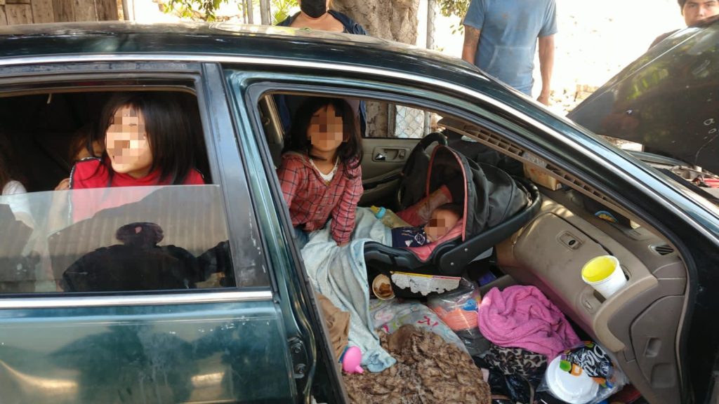 Rescatan a 8 niños que vivían en un carro abandonado en Tijuana