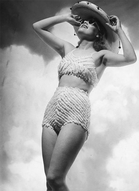 Las primeras décadas fue considerado pecaminoso, pero el bikini sobrevivió a la moral y se convirtió en un imprescindible en el armario de cualquier mujer.