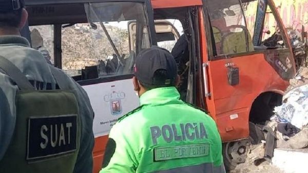 Autobús en Perú se queda sin frenos; reportan 41 lesionados, entre ellos menores 