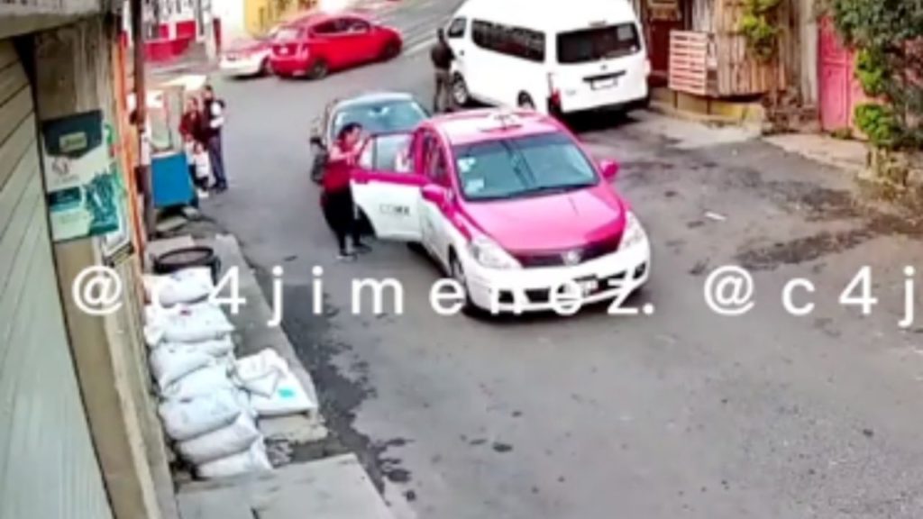 VIDEO Automóvil de lujo atropella a mujer luego de bajar de un taxi en la CDMX

