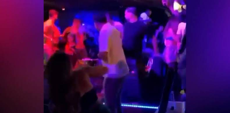 Un tiroteo en una discoteca de Marbella, España de cobró la vida de cinco personas, el autor fue arrestado y está herido de gravedad 