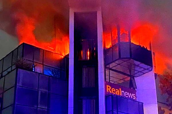 Incendian periódico en Grecia