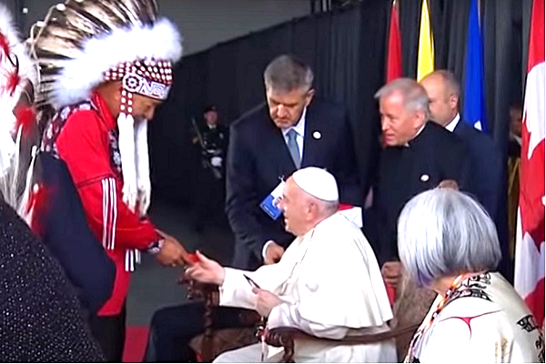 Papa pide perdón a indígenas de Canadá