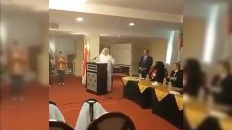 VIDEO Mientras pronunciaba un discurso, muere diplomático saudí