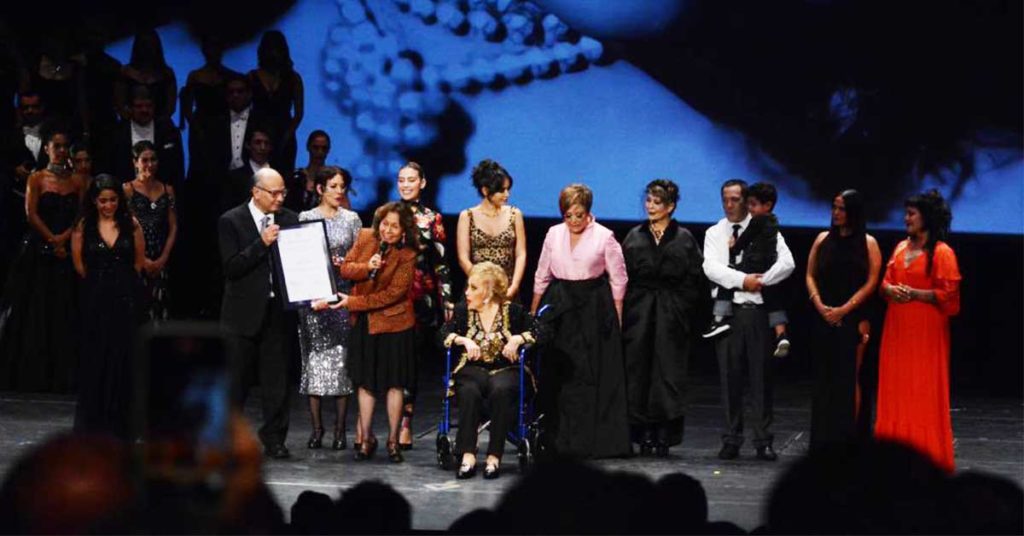 Silvia Pinal recibió un homenaje en Palacio de Bellas Artes, presidido por autoridades de cultura del país. Estuvo acompañada de sus hijos y nietos.