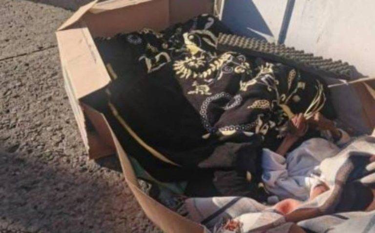 Abandonan en cajas de cartón a mujer de la tercera edad en calles de Puebla
