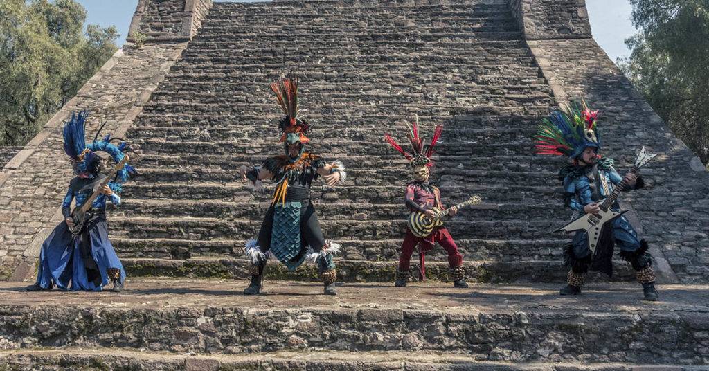 AZTECA combina el heavy metal con una banda sinfónica, instrumentos prehispánicos y letras con la historia de México. Con este amplio concepto viajarán por tercera vez a Europa.