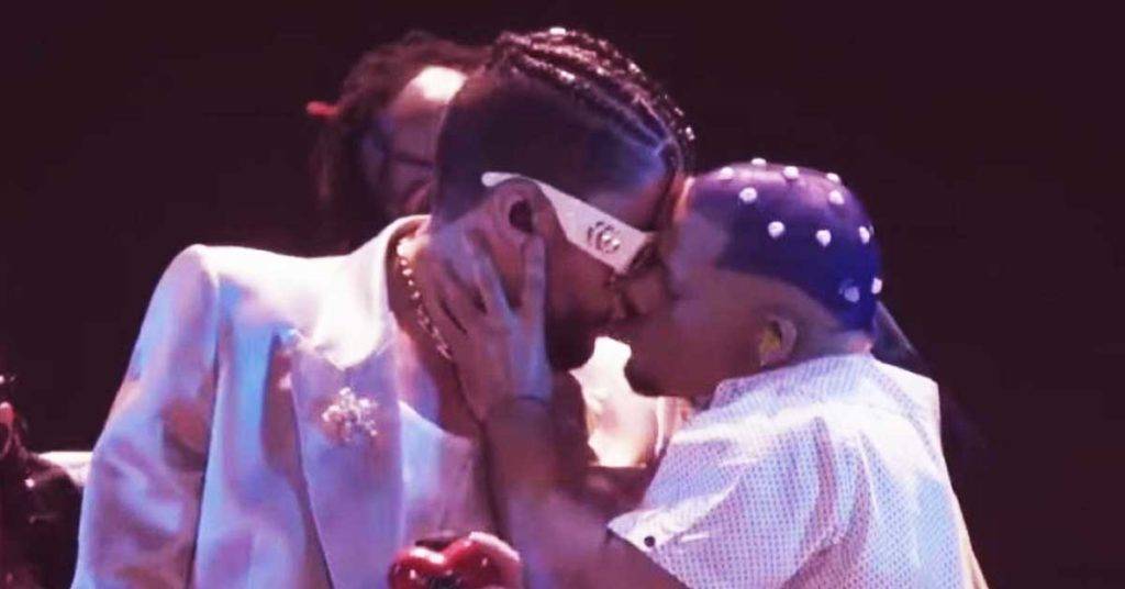 Bad Bunny ha sido señalado de 'queerbaiting' luego de besar a un bailarín durante su show en los MTV Music Awards 2022. Te explicamos de qué se trata este hecho.