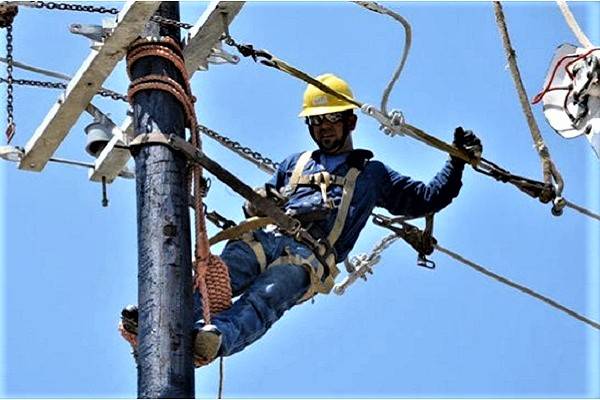 Decretan compensación vitalicia para extrabajadores electricistas