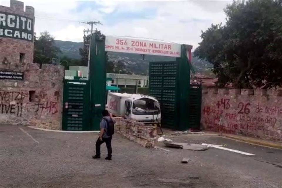 Encapuchados estrellan camión contra puerta de la Zona Militar en Chilpancingo