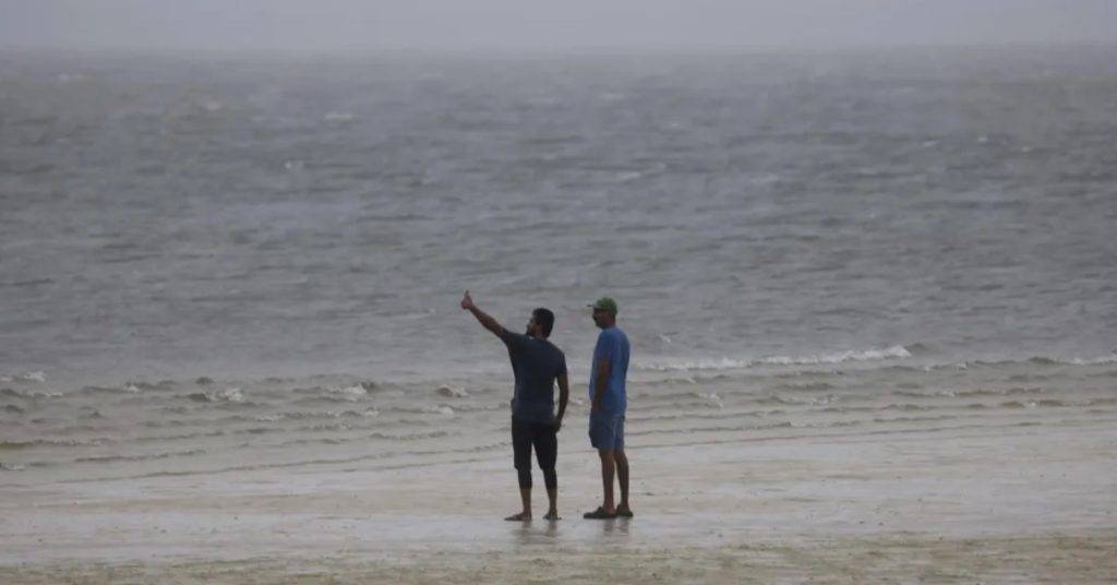 Aunque el Servicio Meteorológico de Florida advirtió sobre los fuertes vientos y el oleaje que Ian iba a provocar, personas se tomaron selfies en medio de un muelle y se metieron a las olas 