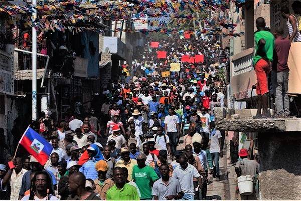 Furia en Haití por subida de precios, cierran embajadas