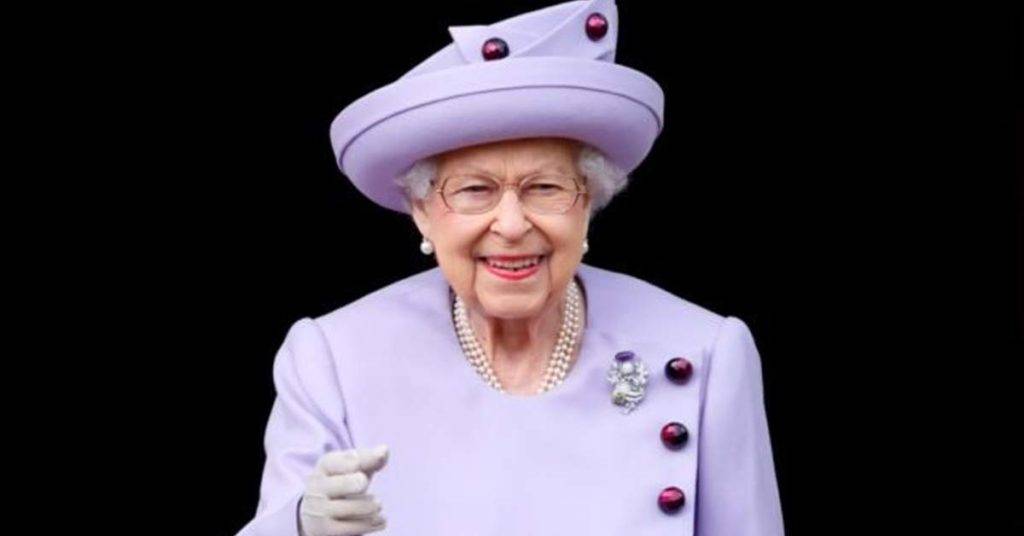 Presidentes, jugadores de fútbol e instituciones se pronunciaron por la muerte de la reina Isabel II con mensajes en redes sociales y comunicados oficiales.