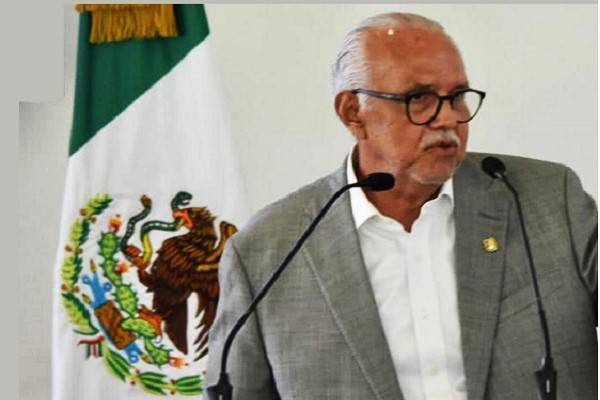 Gobernador Navarro pide disculpas por bandera trastocada en parque