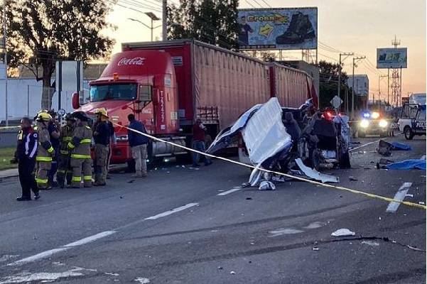 7 muertos y 11 heridos en choque entre camión de personal y tráiler