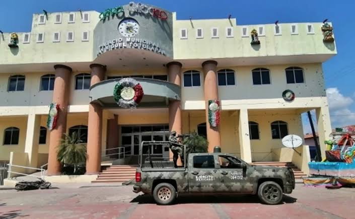 Balean el Ayuntamiento de San Miguel Tolopan y asesinan al presidente municipal
