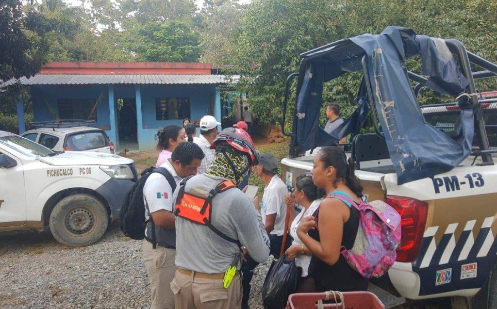 Evacuan a 24 familias por cerro que se desgajo en Chiapas 