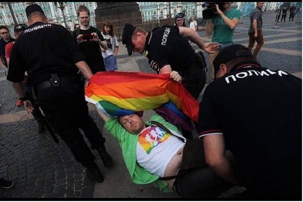 Rusia alista ley de prohibición total de "propaganda" homosexual