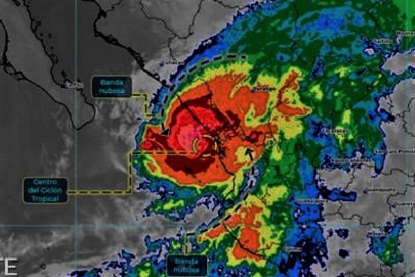 Huracán Orlene pega en Escuinapa, vientos hasta de 140 km por hora