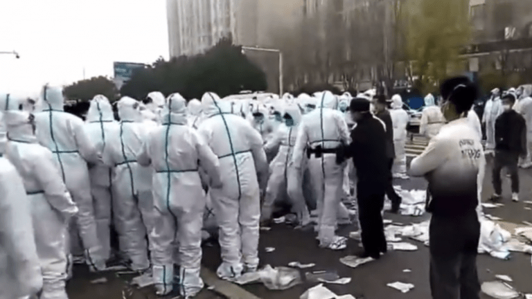 China endurece confinamiento en Zhengzhou, tras protestas violentas