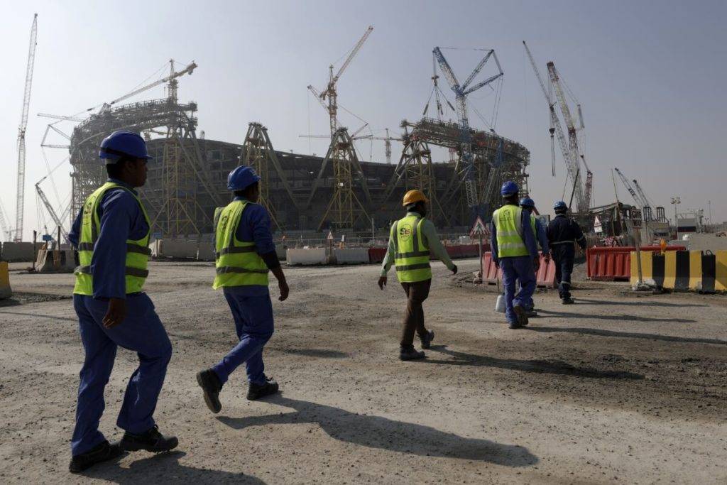 Al carecer de la infraestructura necesaria, Qatar construyó ocho estadios para el Mundial de futbol con manos de inmigrantes 