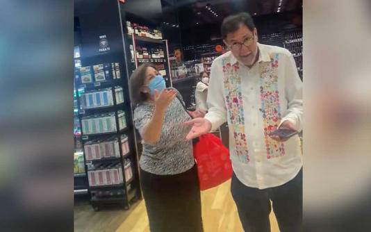 El diputado por el PT, Gerardo Fernández Noroña fue increpado por una mujer que le cuestionó por ir a comprar a un supermercado.