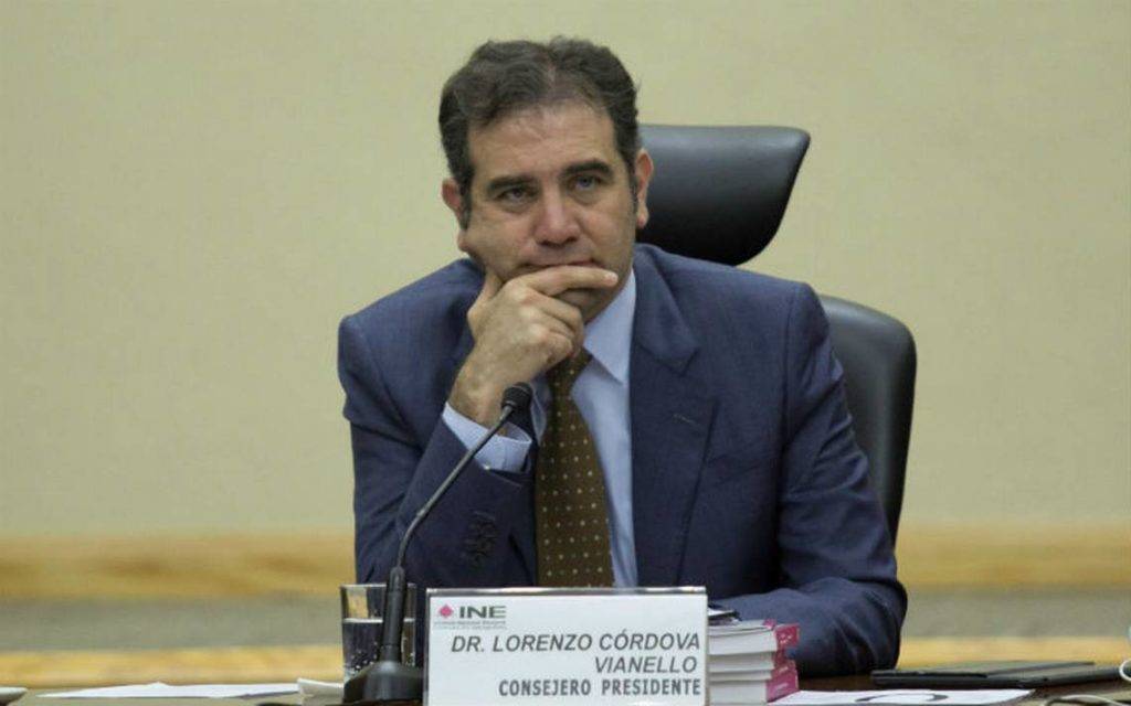 Morena acusa a Córdova de ocultar encuesta que favorece reforma electoral de AMLO; él lo niega  