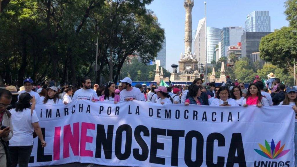 Denuncian acarreo en la marcha en defensa de los privilegios del INE