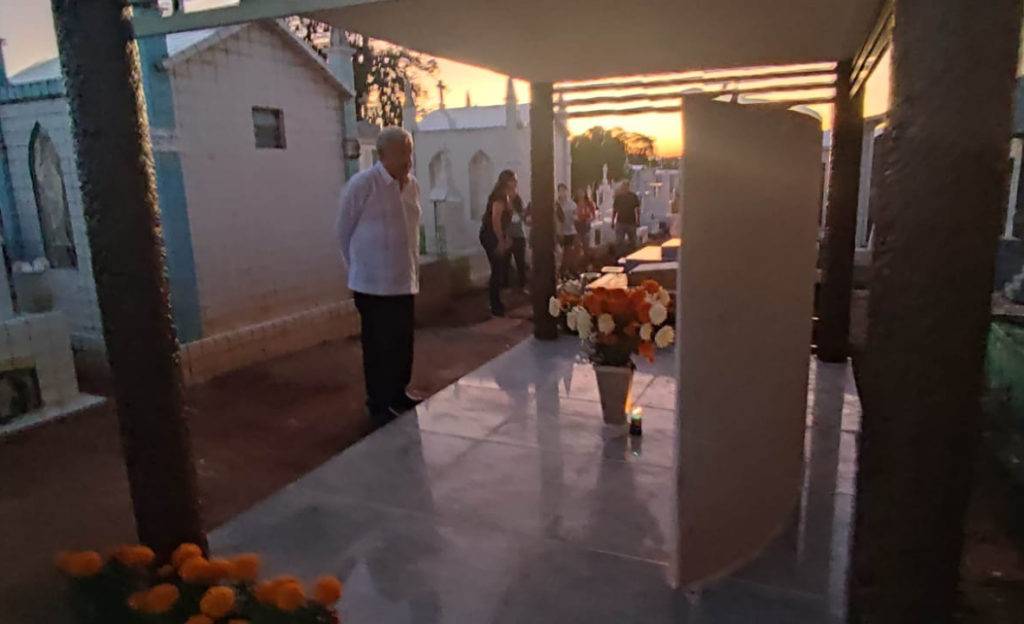 AMLO visita tumba de sus padres y esposa en Villahermosa