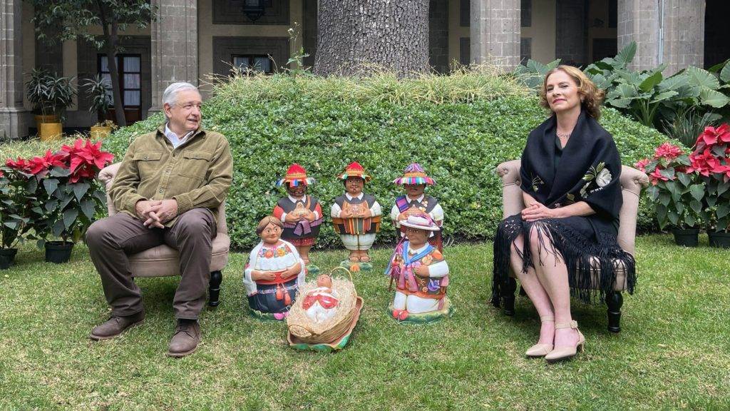 A través de redes sociales, el presidente AMLO junto a su esposa, Beatriz Gutiérrez desearon lo mejor al pueblo de México.