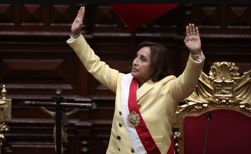 Tras destitución de Pedro Castillo, Dina Boluarte jura como presidenta de Perú