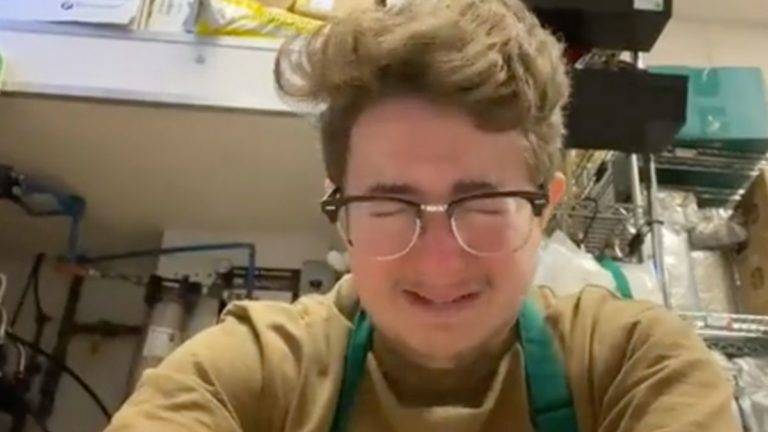 Joven llora por tener que trabajar ocho horas y se viraliza