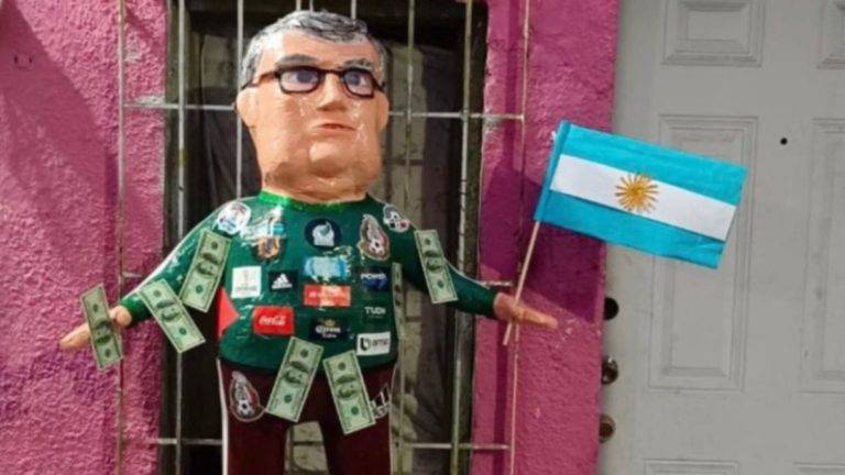 Crean la piñata del 'Tata' Martino para agarrarla a palos