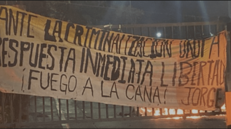 Encapuchados vandalizan y quemas oficinas de la UNAM en CU 