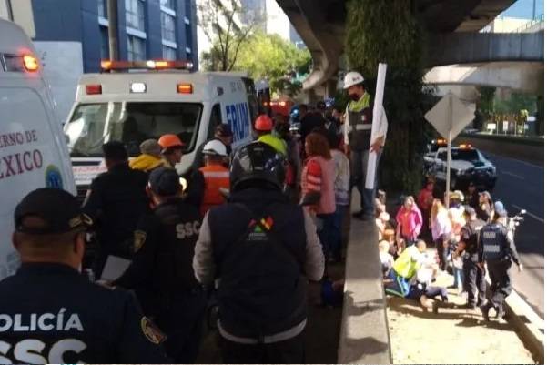 Confirman un muerto y 42 heridos en choque de autobús en CDMX