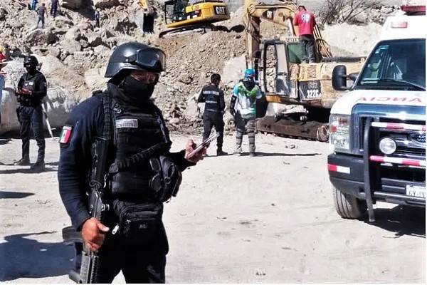 Se derrumba mina de arena en Taxco, dos mineros atrapados