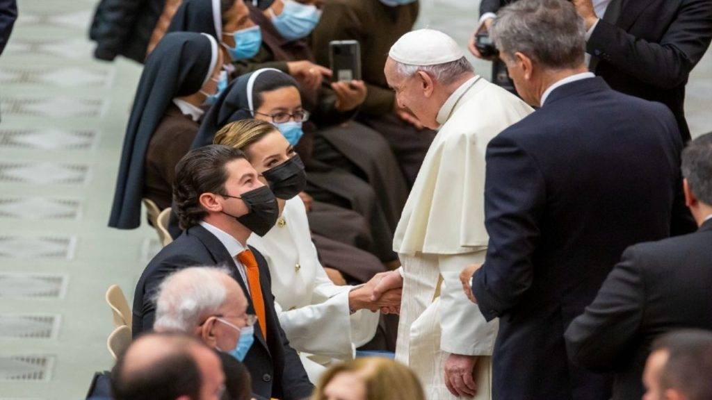 Samuel García visita al papa Francisco y lo invita a NL; usuarios de redes lo tunden