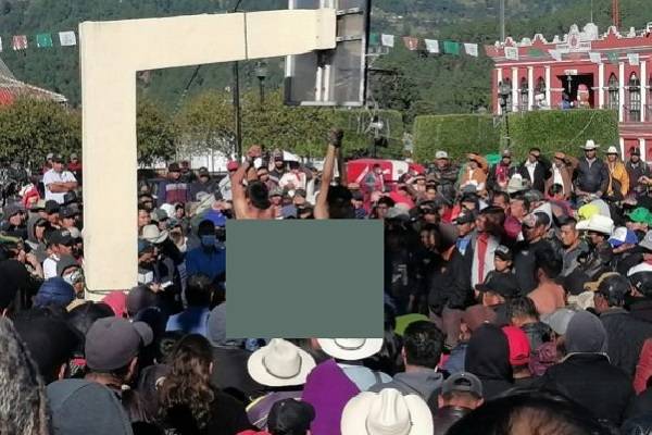 De la manitas cuelgan a asaltantes en Huixtán, paramilitares los rescatan