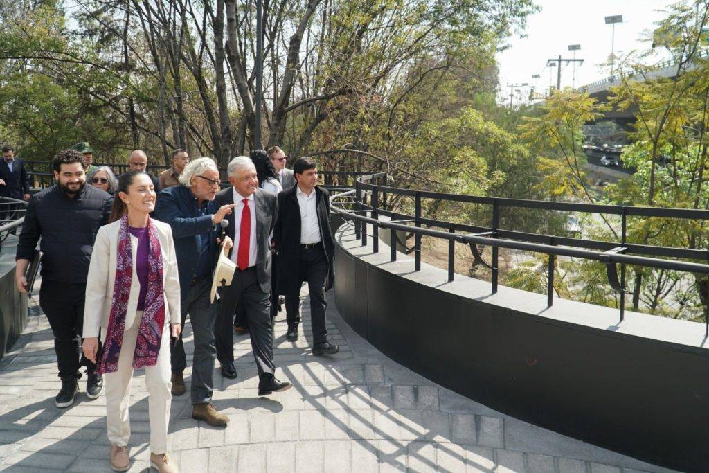 AMLO y Sheinbaum inauguran puente que conecta a Los Pinos con la 2da Sección de Chapultepec