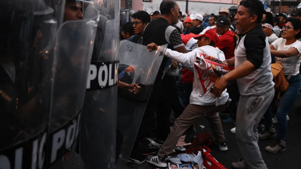 Dina Boluarte pide una “tregua” a manifestaciones que exigen su renuncia en Perú