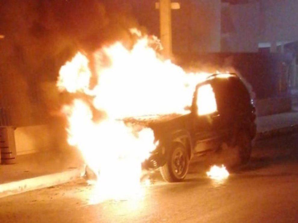 Video: Extorsionador se incendia al tratar de quemar una camioneta en Iztapalapa