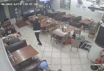 Video: Asalta taquería en Texas con arma de juguete y comensal lo abate a disparos 
