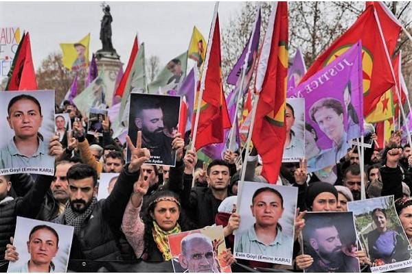 Miles de kurdos en Europa protestan en París por asesinato de activistas