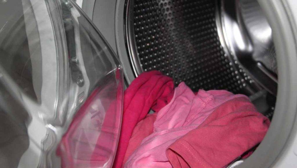 Niña queda atrapada en lavadora
