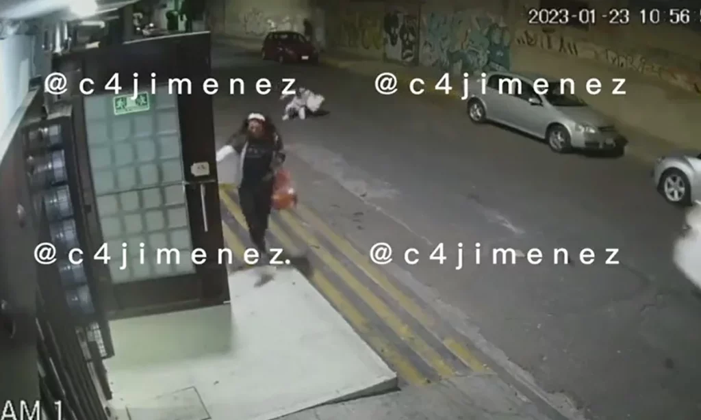 Video: Hombre huye de intento de asesinato pero deja a su suerte a su esposa e hija