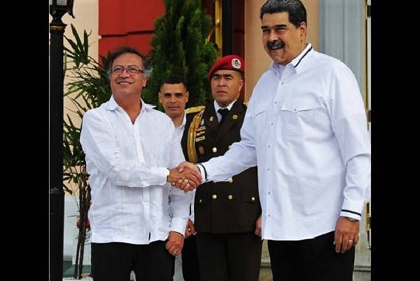 Petro se reúne con Maduro en Caracas tras apertura total de fronteras
