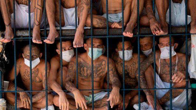 Dos mil pandilleros llegan a la megacárcel de Bukele en El Salvador